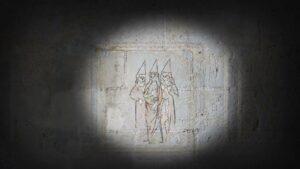 Personnages aux chapeaux pointus issus de l'exposition "L'énigme de Pierre" de Picta Productions et Marelle Studio en 2023